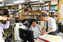 新聞印刷の制作室での撮影